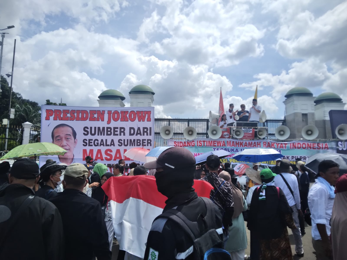 Demo dua kubu gelar aksi di depan DPR. (Foto/sinarharapan.com/Mufit)