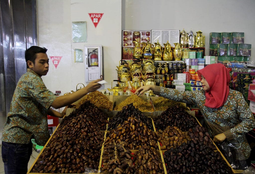 Pembeli memilih buah kurma yang dijual di kawasan Pasar Tanah Abang. (Foto:Oke Atmaja)