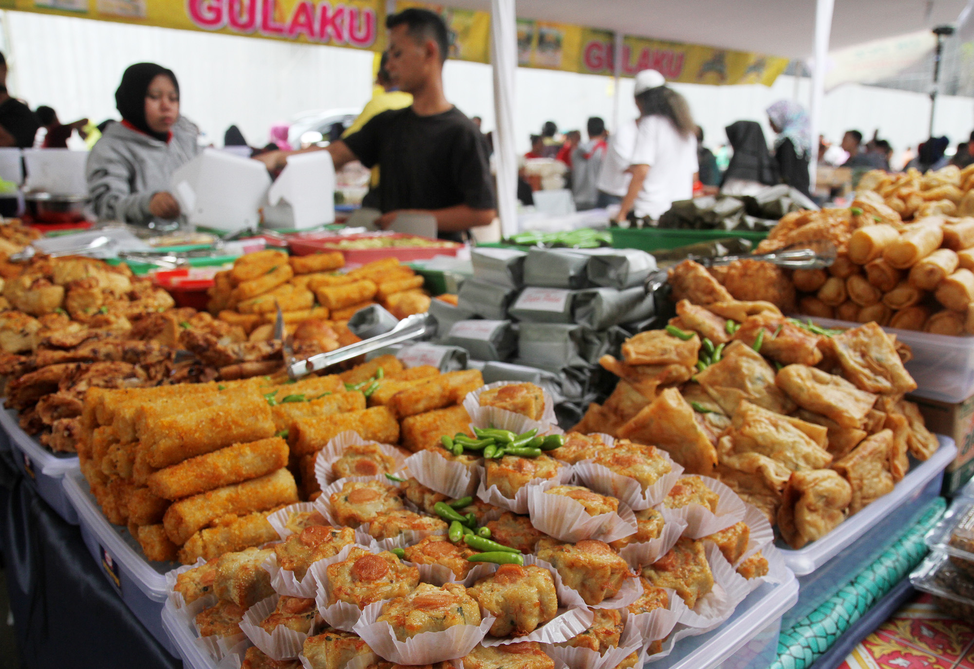 Pengunjung membeli takjil atau makanan berbuka puasa di Pasar Takjil Bendungan Hilir (Benhil), Jakarta Pusat, Kamis (16/3).(Sinarharapan.com/Oke Atmaja)