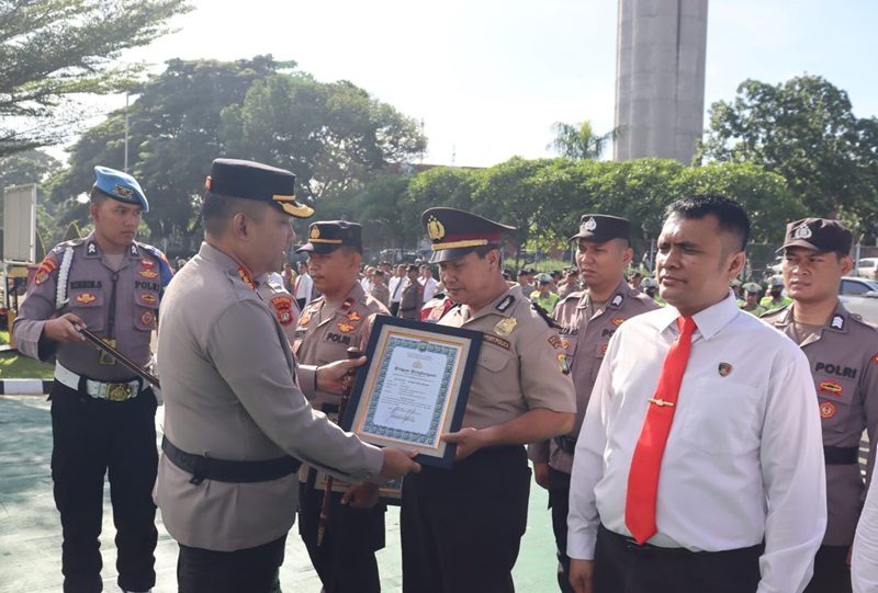 Personel kepolisian mendapatkan penghargaan (Foto/Mufit/sinarharapan.com)