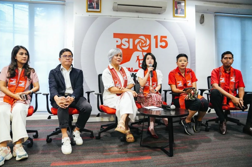 Ketua Dewan Pembina PSI Grace Natalie (memegang mic).(foto/instagram/@psi_id)