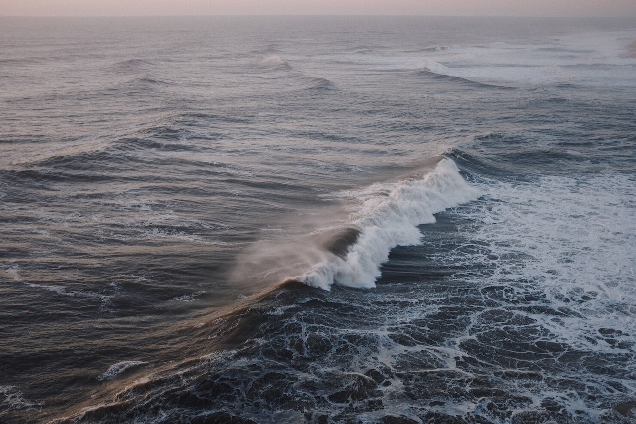 Ilustrasi gelombang laut. (foto:freepik/wirestock)