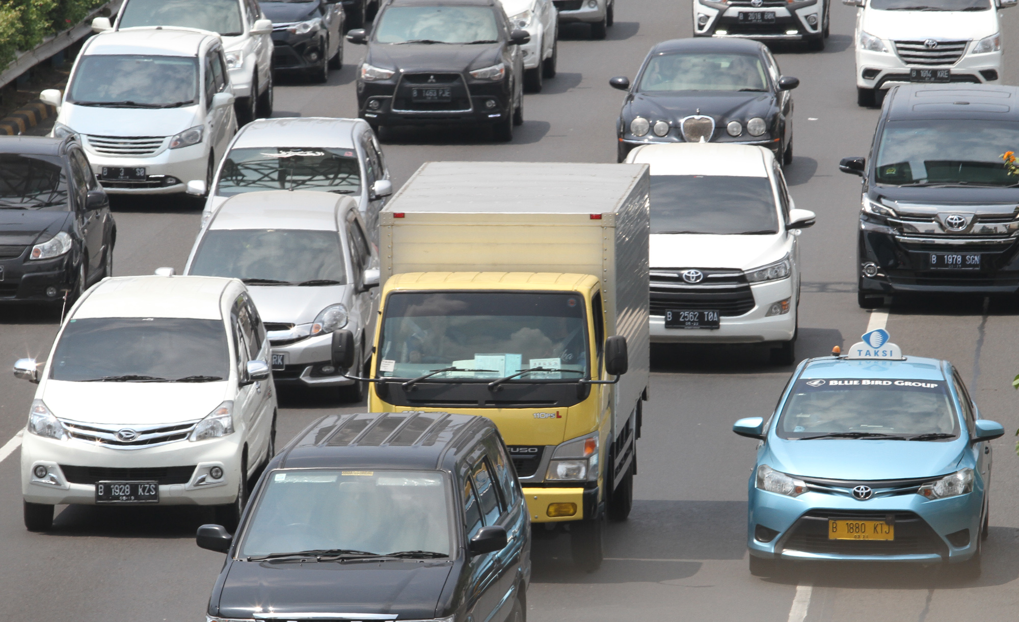 Sejumlah kendaraan melintas di jalan Tol Dalam Kota, Jakarta. (Indonesiaglobe/Oke Atmaja)