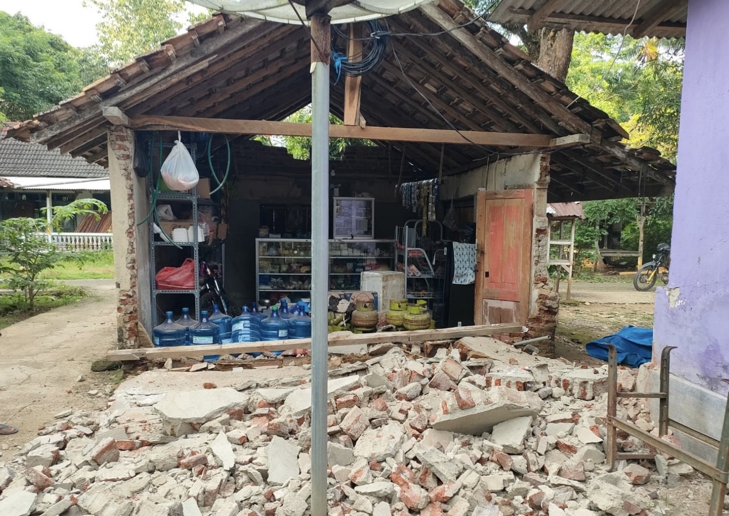 Bangunan yang rusak akibat gempa di tuban. (Foto/BNPB)