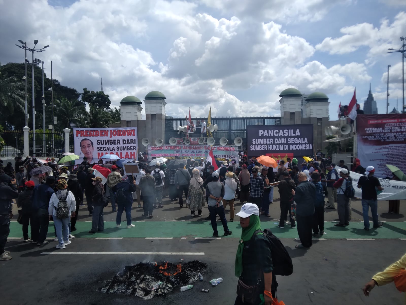 Massa aksi demo membakar ban di depan gedung DPR. (Foto/Mufit/Sinarharapan.com).