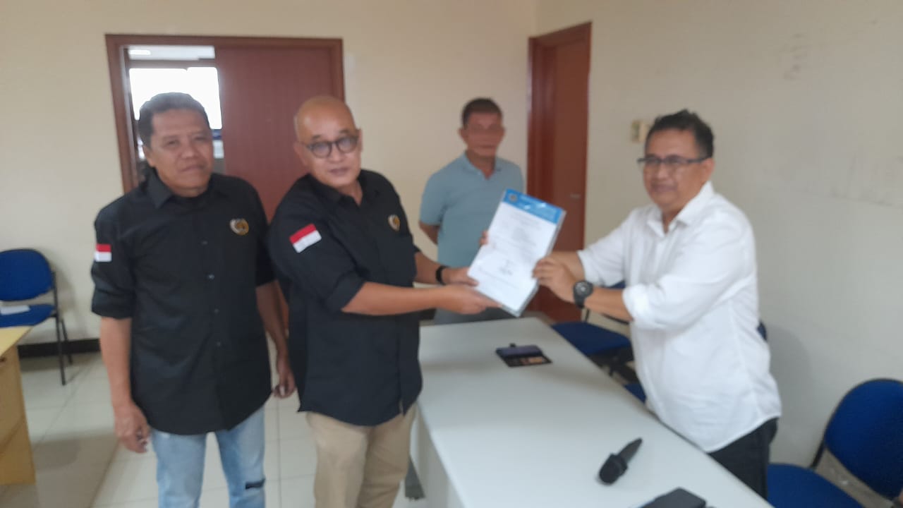 Iqbal Irsyad menyerahkan dokumen sebagai syarat calon ketua PWI DKI Jakarta