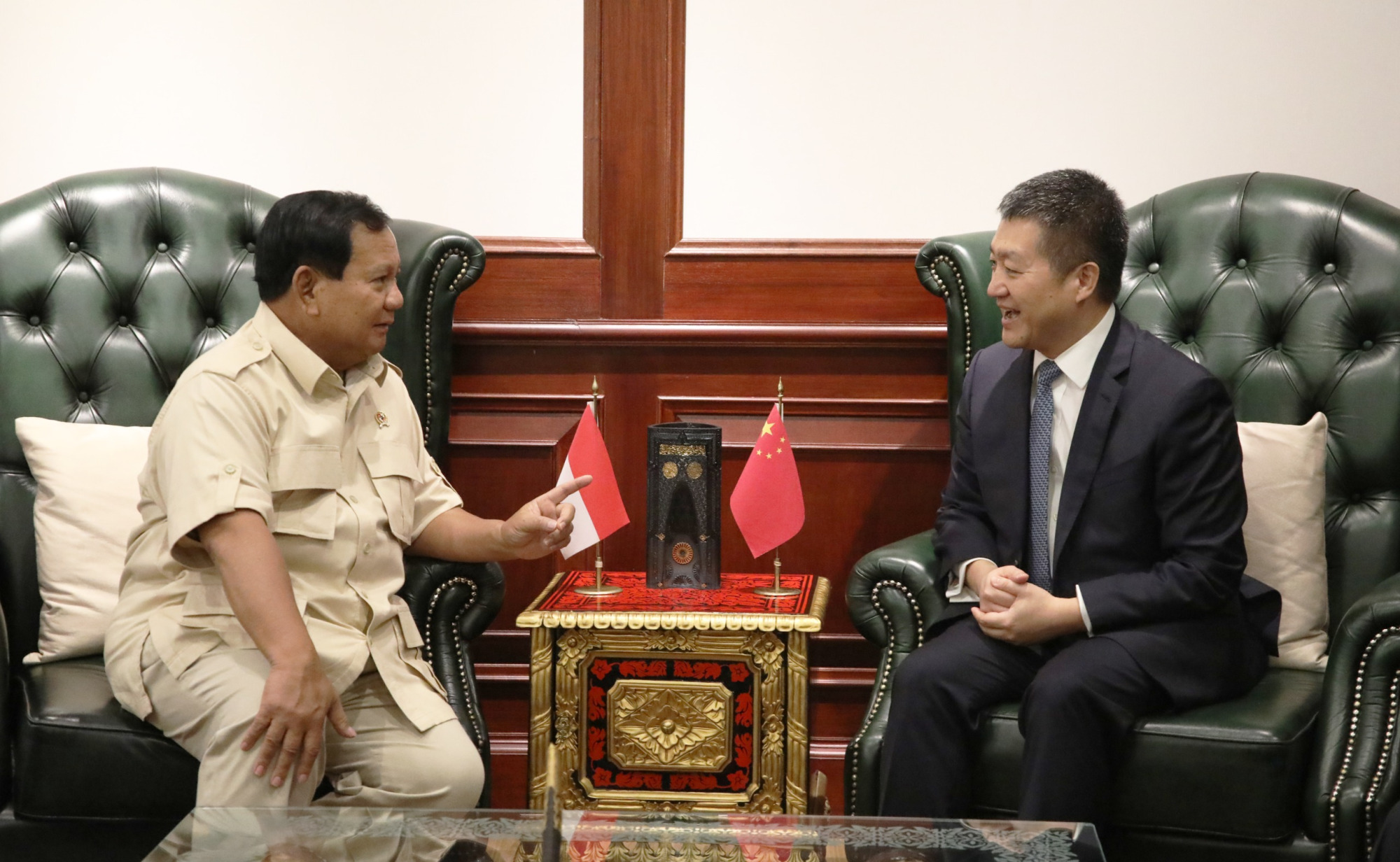 Menhan Prabowo Subianto menerima kunjungan kehormatan Duta Besar China untuk Indonesia H.E. Mr. Lu Kang di Kantor Kemhan Jakarta, Kamis (21/3). (Foto: Kemhan)