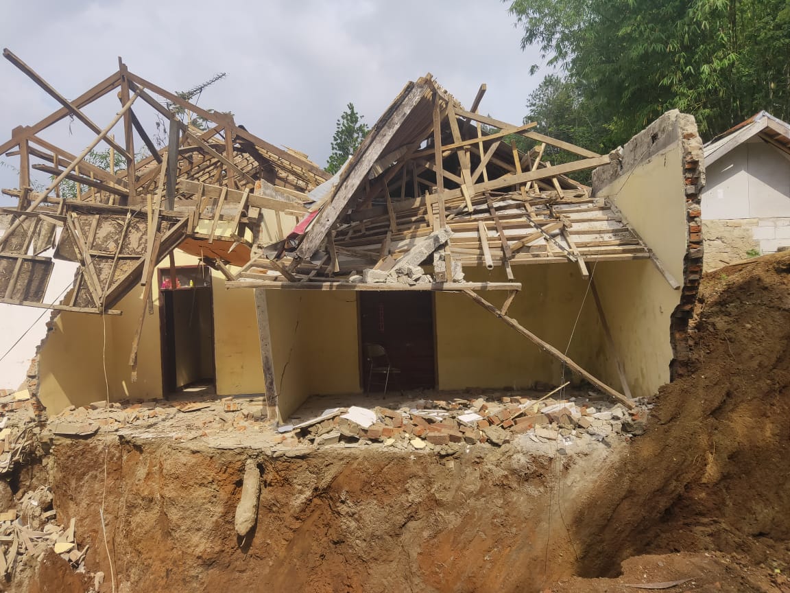 Empat rumah dan bangunan sekolah roboh akibat pergerakan tanah terjadi di Desa Cibedug, Kecamatan Rongga, Kabupaten Bandung Barat. (foto: BPBD Kabupaten Bandung Barat).