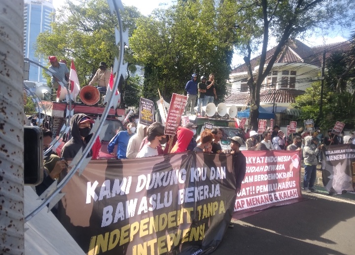 Massa aksi di depan KPU. (Indonesiaglobe/Mufit)