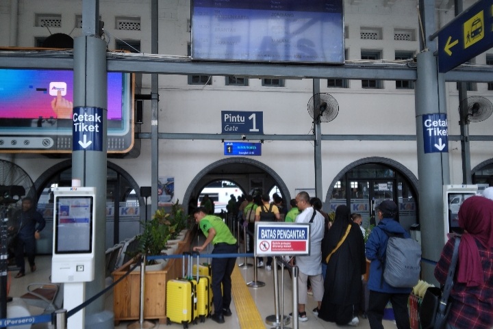 Situasi Stasiun Pasar Senen. (Indonesiaglobe/Mufit)