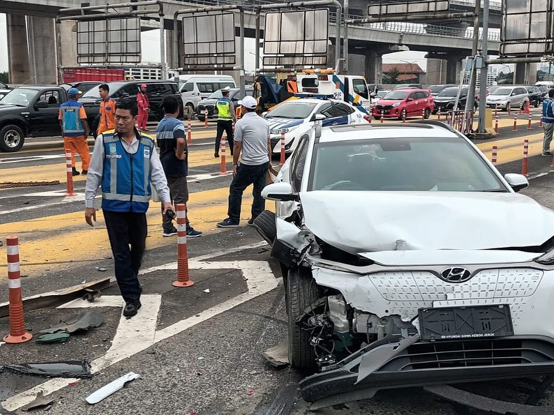 Kecelakaan di GT Halim Utama. (Foto/Instagram/TMC Polda Metro Jaya)