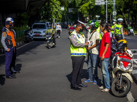 Penindakan pengendara oleh petugs. (foto/beritajakarta)