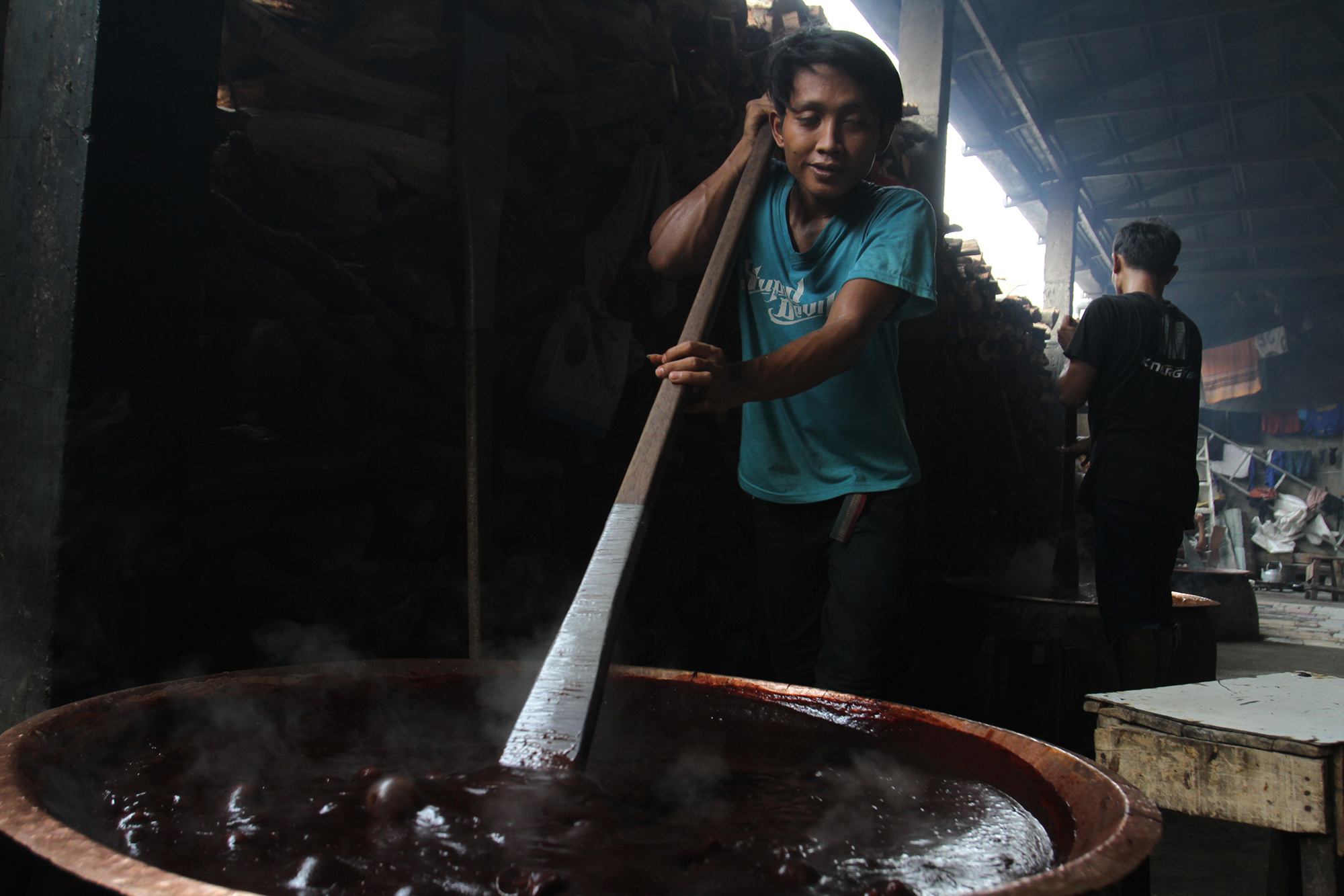 Pekerja memasak dodol Betawi dengan tungku kayu bakar di Sentra Dodol Betawi Wan Salmah di Kawasan Pejaten Timur, Pasar Minggu, Jakarta Selatan, Sabtu (16/3). (Sinarharapan.com/Oke Atmaja)