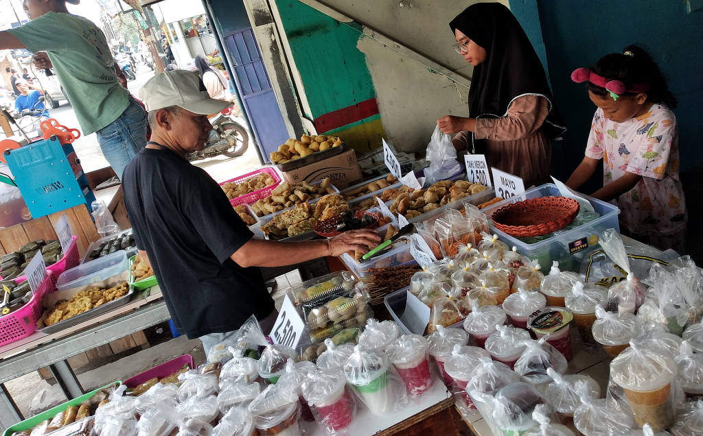 Inilah jajanan berbuka puasa yang masih diminati warga. (Elvis Sendouw/sinarharapan.com)