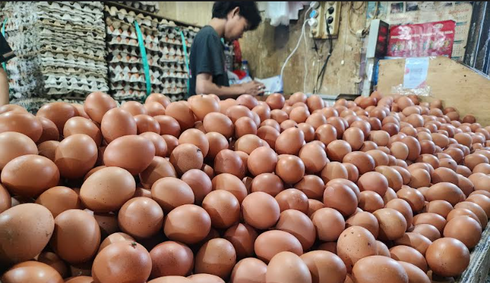 Menjelang Lebaran 2024, harga telur per kilogram cenderung stabil. (Foto: Indonesiaglobe/Panji Septo)