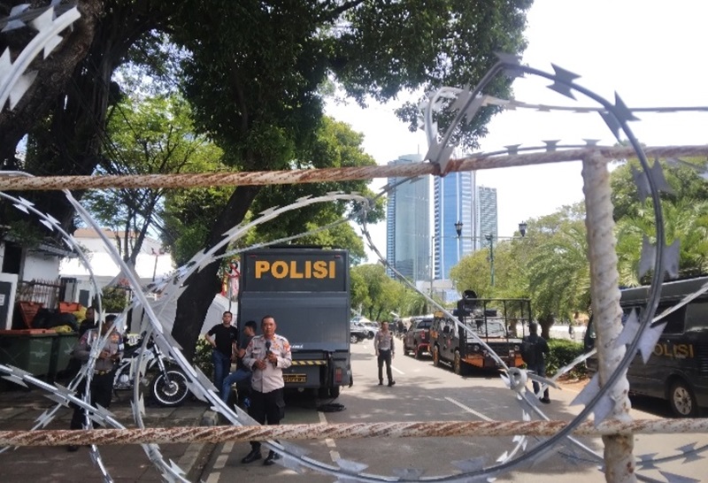 Gedung KPU dikelilingi kawat berduri (Indonesiaglobe/Mufit)