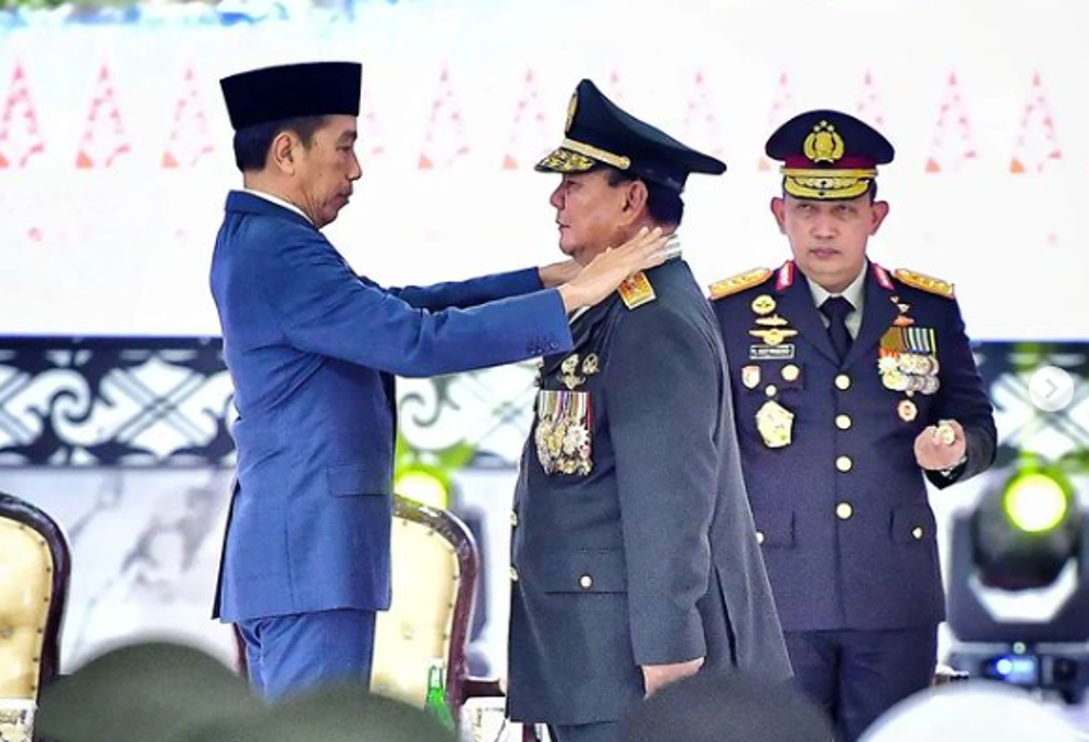 Momen Jokowi berikan penghargaan kenaikan pangkat istimewa kepada Menteri Pertahanan RI Prabowo Subianto. (Foto/Instagram: Jokowi)