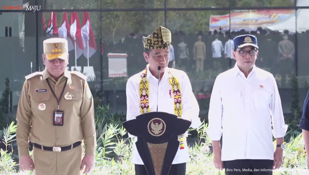 Presiden Jokowi saat resmikan bandara Singkawang. (foto/tangkapan layan YouTube Sekretariat Presiden)