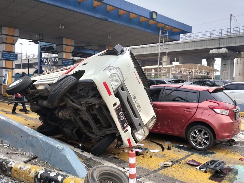 Kecelakaan di Gerbang Tol Halim  (Foto/TMC Polda Metro Jaya)