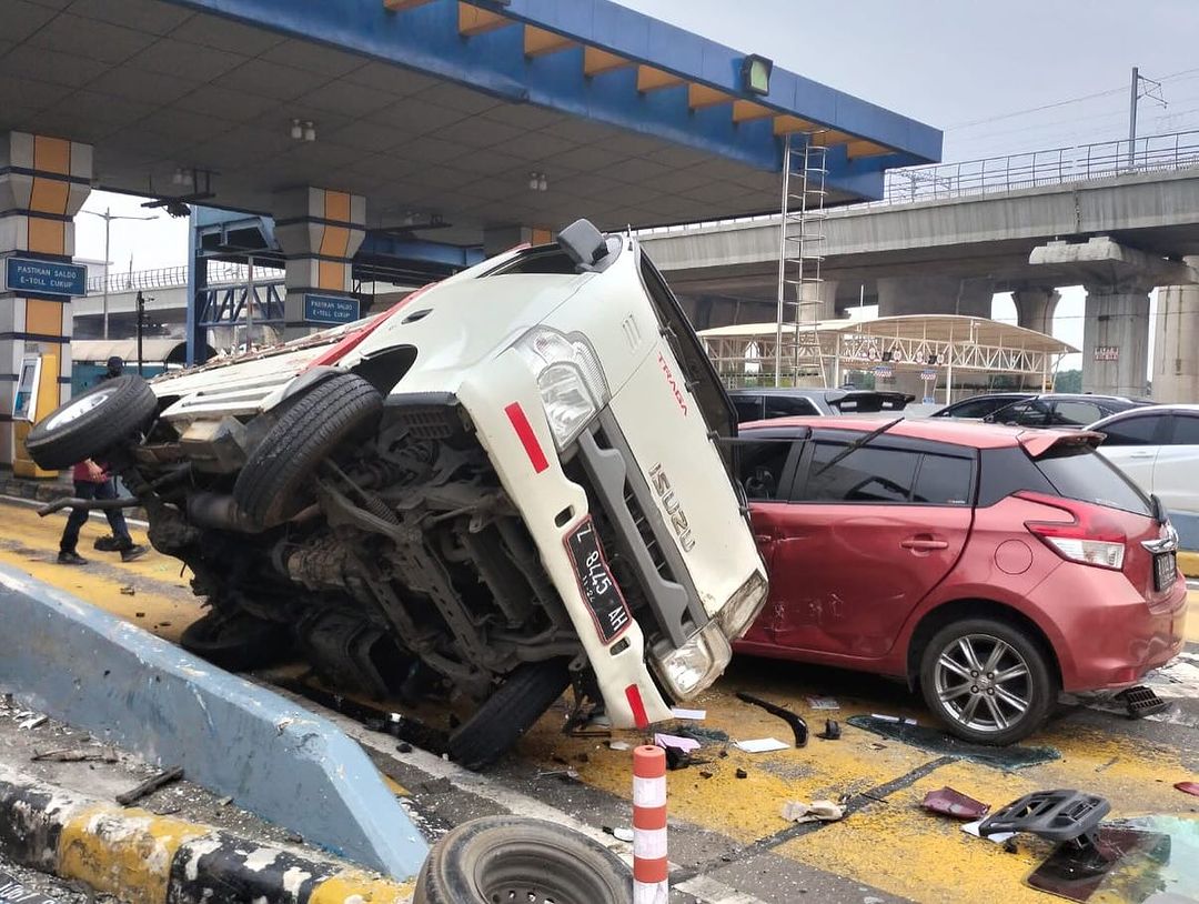 Kecelakaan di GT Halim Utama. (Foto/Instagram/TMC Polda Metro Jaya)