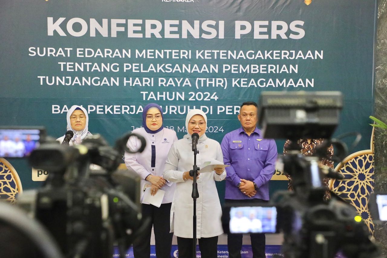 Menteri Ketenagakerjaan, Ida Fauziyah (tengah) saat konfrensi pers. (foto/Kemnaker)