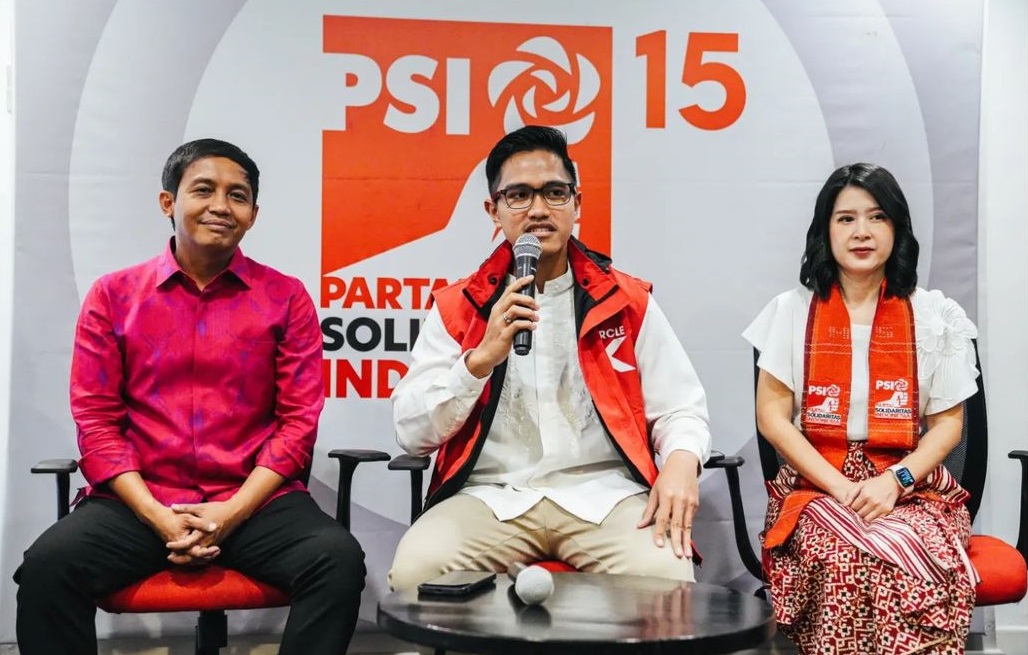 Ketua Umum PSI Kaesang Pangarep (tengah) saat memberikan keterangan pers. (foto/instagram/@psi_id)