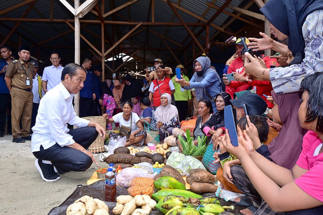 Presiden Jokowi melakukan kunjungan ke Pasar Salakan, Kabupaten Banggai Kepulauan. (Foto/Setkab)