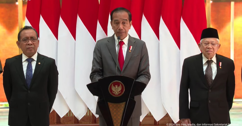 Presiden Jokowi (tengah) dan Wakil Presiden Ma'ruf Amin (kanan) melakukan konfrensi pers. (foto/tangkapan layar YouTube Sekretariat Presiden).