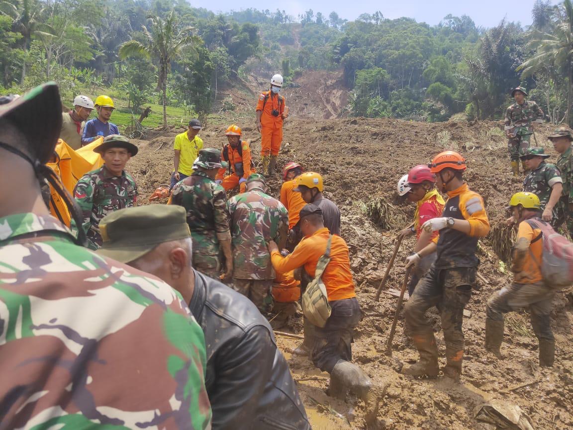 Pencarian korban banjir dan tanah longsor di Bandung Barat. (Foto/BNPB)