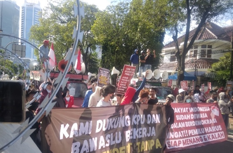 Suasana demo di depan KPU (Indonesiaglobe/Mufit)