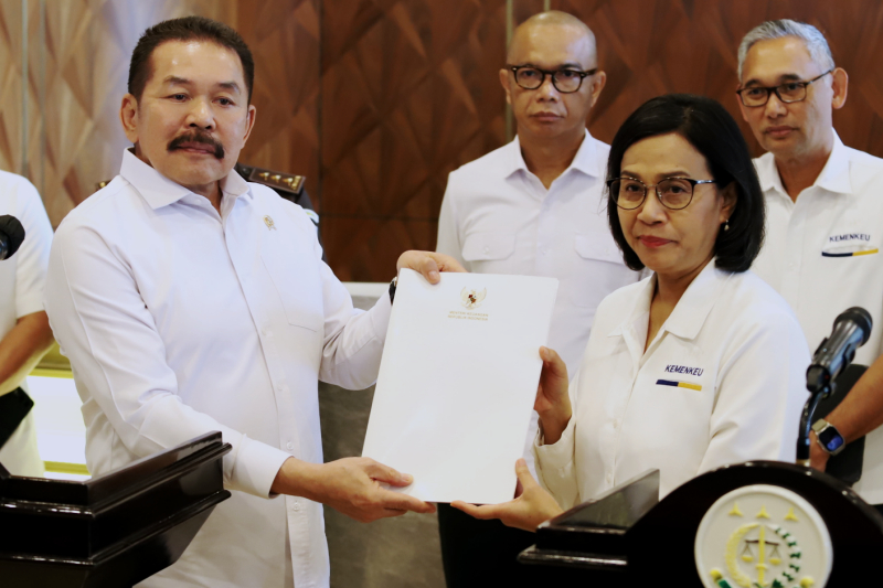 Menteri Keuangan menyerahkan laporan dugaan korupsi LPEI.  (Elvis Sendouw/indonesiaglobe)