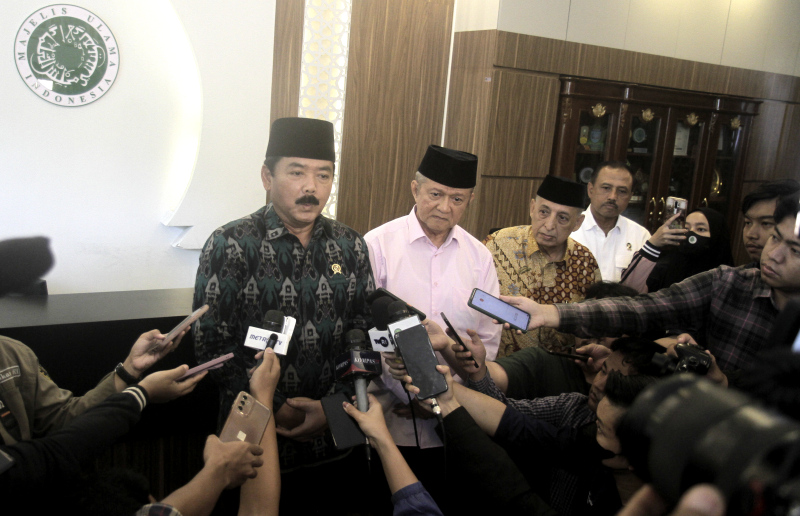 Menko Polhukam Hadi Tjahjanto memberikan keterangan pers usai melakukan pertemuan di ruang pertemuan gedung MUI di kawasan Menteng, Jakarta Pusat, Selasa (5/3). (SinarHarapan.Com/Oke Atmaja)