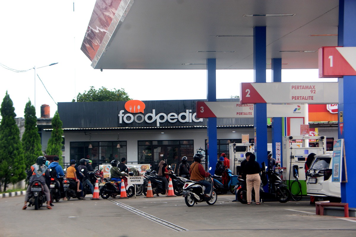 Suasana SPBU Pertamina yang dipadati pengguna motor. (Doc. Sinarharapan.com/Elvis Sendow)