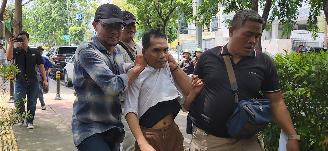 Seorang pria yang diduga tahanan Kejagung mencoba kabur. (Foto/Panji Septo/Sinarharapan.com)