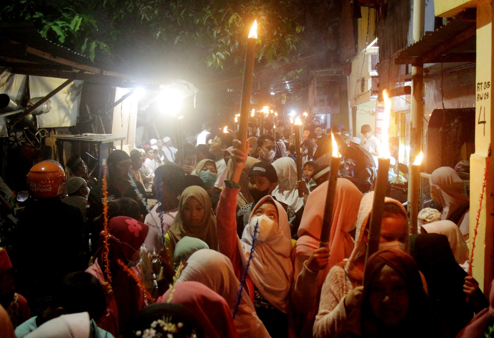 Anak-anak mengikuti pawai obor semarak Ramadhan di kawasan Menteng Jaya, Jakarta, Sabtu (9/3/2024).  (Sinar harapan.com/Oke Atmaja)