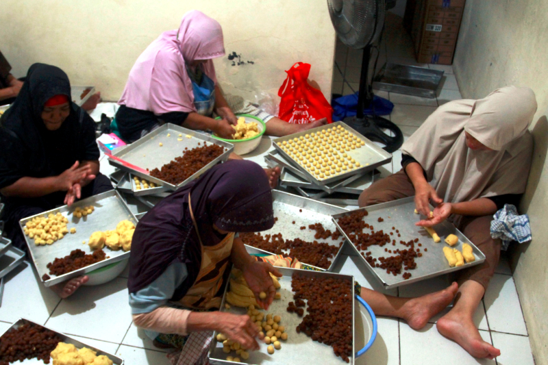 Pembuatan kue kering Idul Fitri. (Elvis Sendouw/indonesiaglobe)