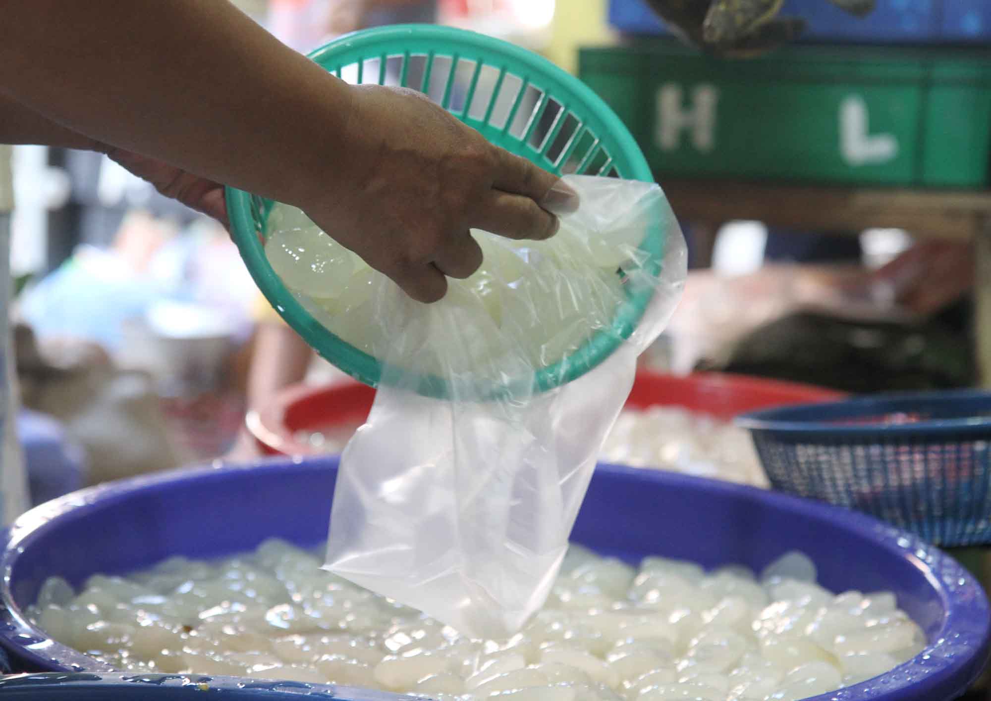 Pedagang membersihkan kolang-kaling di Pasar Rumput, Jakarta Selatan, Kamis (21/3/2024).(IndonesiaGlobe/Oke Atmaja)