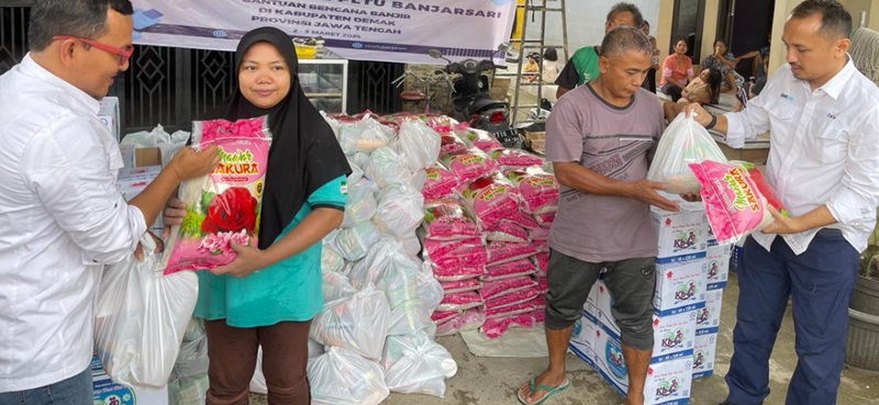 Memberikan bantuan ke warga terdampak banjir (Foto: Ist)