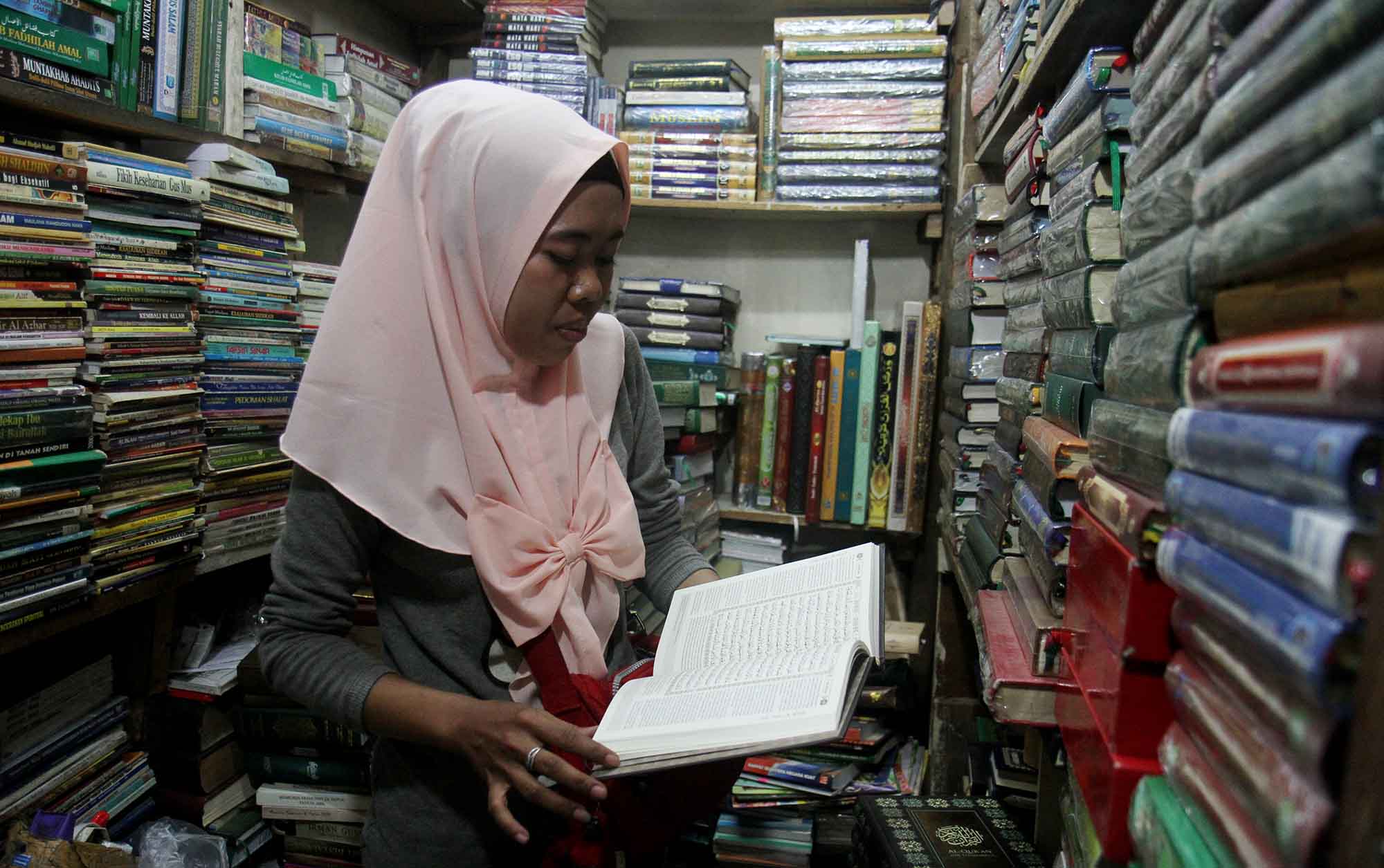 Pekerja menata Al Quran di toko buku kawasan kwitang,Jakarta,Kamis (14/3). (Sinarharapan.com/Oke Atmaja)