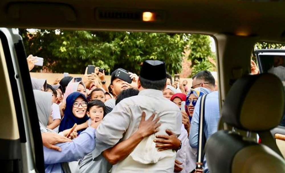 Prabowo Subianto saat sedang menemui masyarakat. (Foto/Instagram: Grindra)