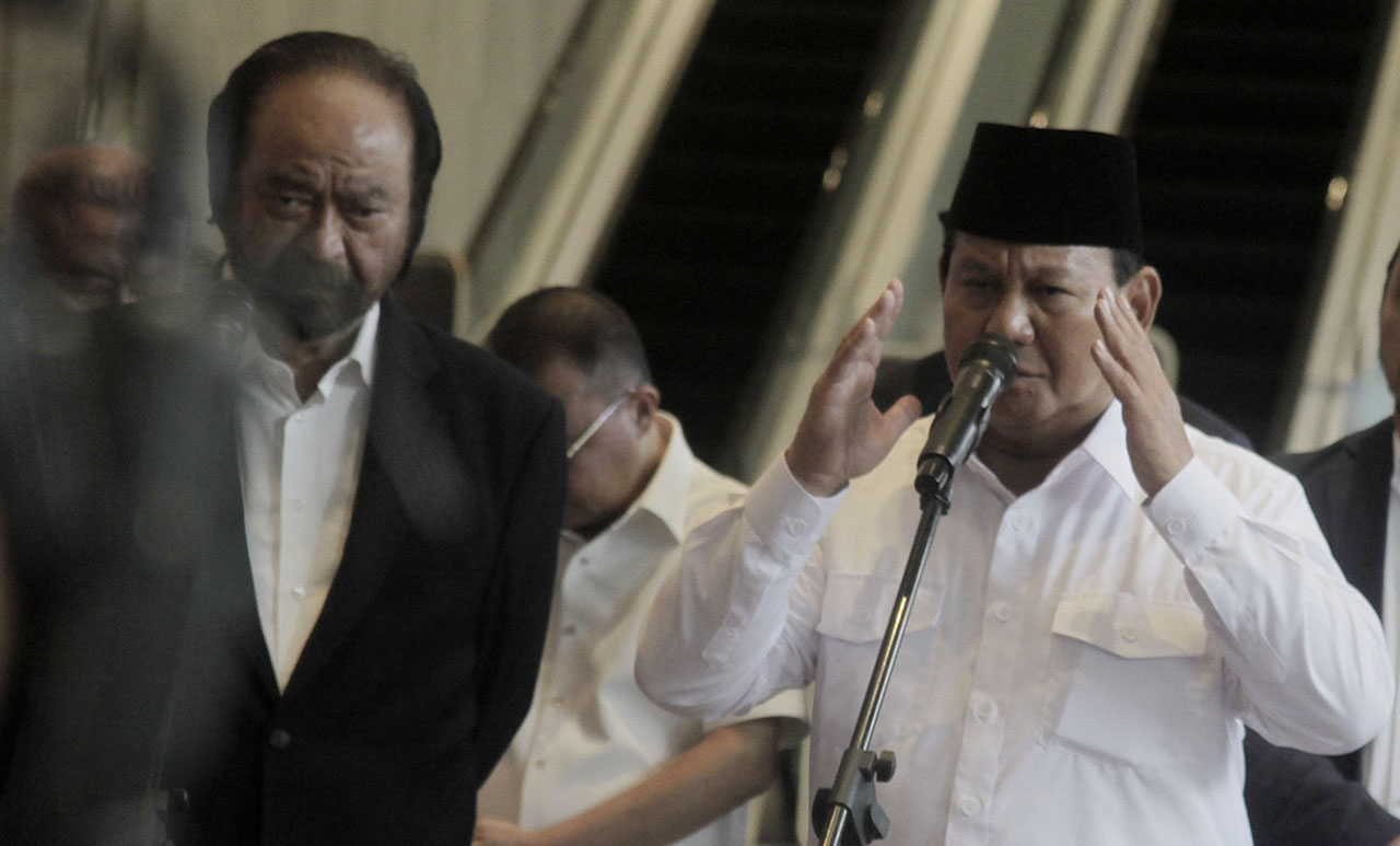 Prabowo Subianto (kanan) memberikan keterangan pers usai menemui Ketua Umum Partai Nasional Demokrat Surya Paloh di NasDem Tower Jakarta (IndonesiaGlobe/Oke Atmaja)