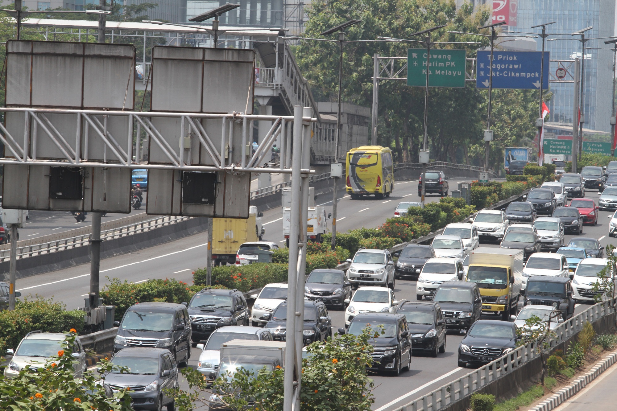 Sejumlah kendaraan melintas di jalan Tol Dalam Kota, Jakarta. (Indonesiaglobe/Oke Atmaja)