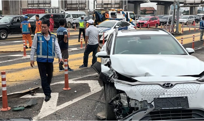 Kecelakaan di GT Halim Utama. (Foto/Instagram/TMC Polda Metro Jaya)