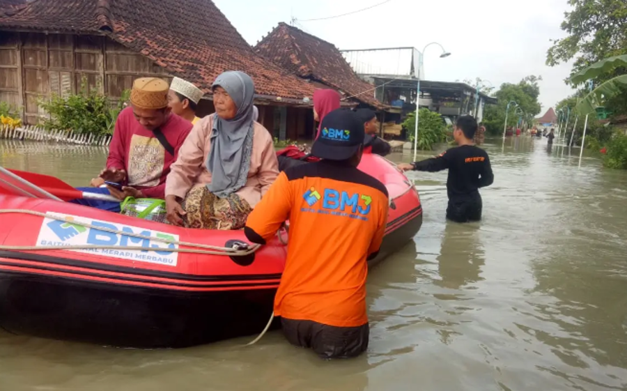 Tim gabungan laksanakan evakuasi warga terdampak banjir di Kabupaten Demak. (Foto/Pusdalops BNPB)