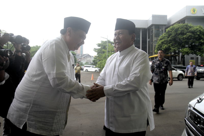 Presiden Terpilih Prabowo Subianto (kanan) menghadiri buka puasa bersama Partai Golkar. (Indonesiaglobe/Oke Atmadja)