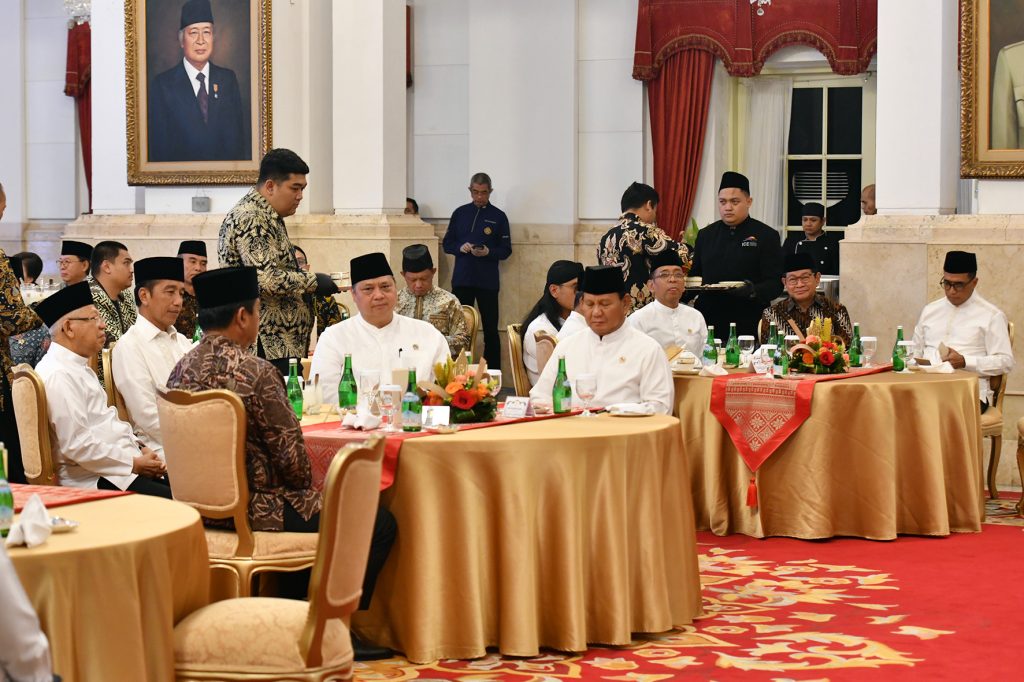 Presiden Jokowi bersama Wapres Ma'ruf Amin, Airlangga Hartarto, dan presiden terpilih Prabowo Subianto. (Foto: Setkab)