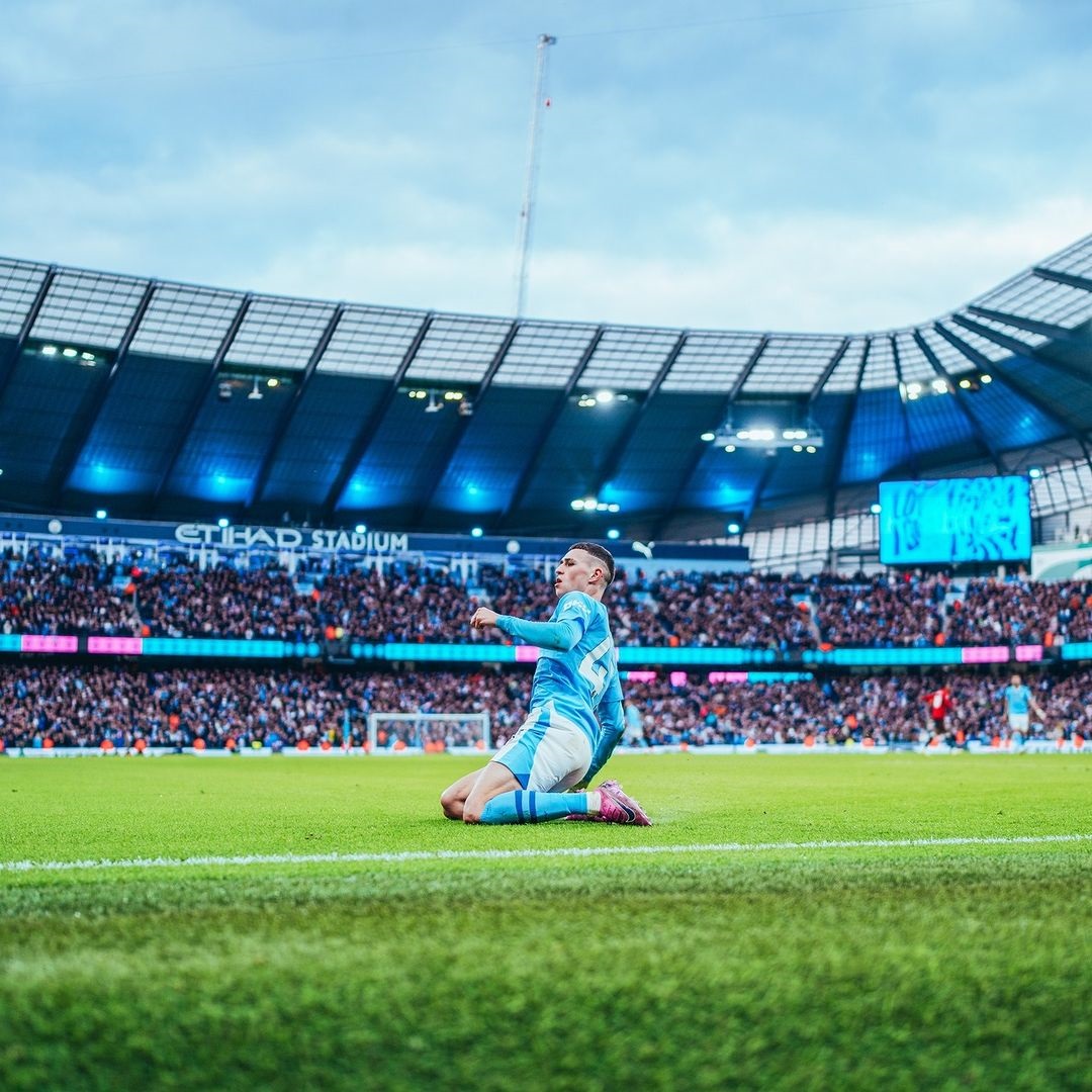 Pemain Manchester City Phil Foden melakukan selebrasi usai mencetak gol ke gawang Manchester United. (foto/instagram @mancity)