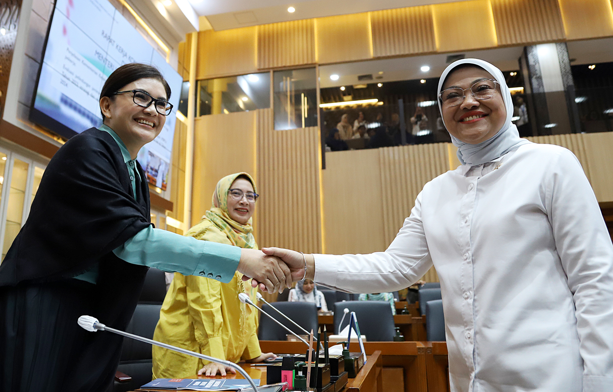 Ketua komisi IX Felly Estelita Runtuwene menyambut Menteri Ketenagakerjaan Ida Fauziyah saat Raker. (IndonesiiaGlobe/Elvis Sendouw)