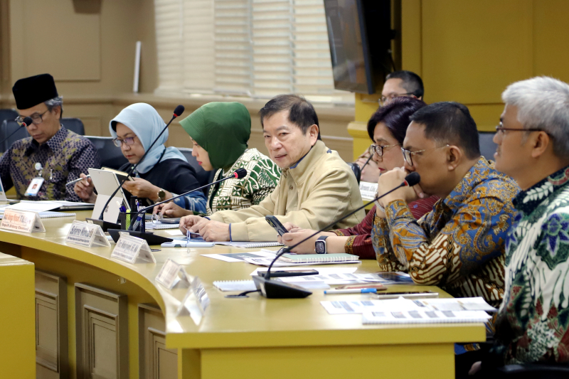 Menteri PPN/Kepala Bappenas Suharso Monoarfa (kanan) mengikuti rapat dengar pendapat (RDP) bersama Komite IV DPD RI. (Elvis Sendouw/indonesiaglobe)