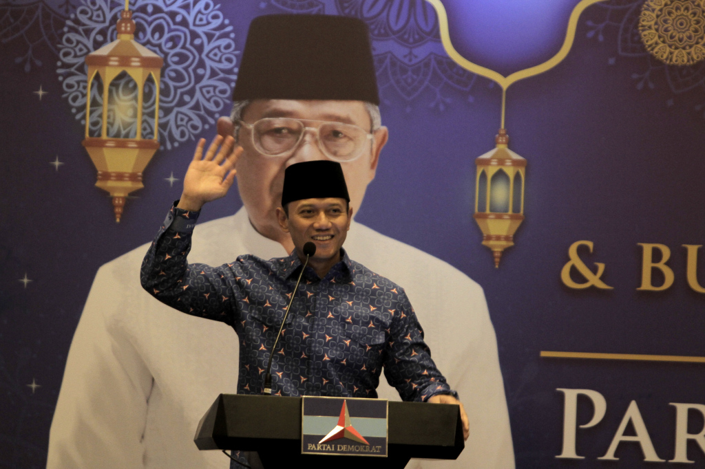 Ketua Umum Partai Demokrat Agus Harimurti Yudhoyono menyampaikan pidatonya dalam Silaturahmi dan Buka Bersama Partai Demokrat di Jakarta, Sabtu (23/3/2024). (Indonesiaglobe/Oke Atmaja)